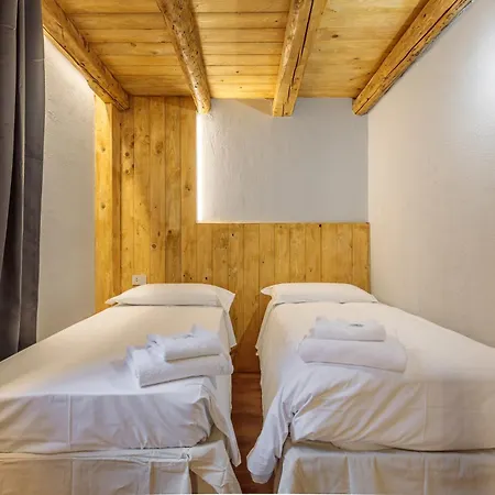 Boutique Alpine Two-bedroom By Supastays 아파트 쿠르마예